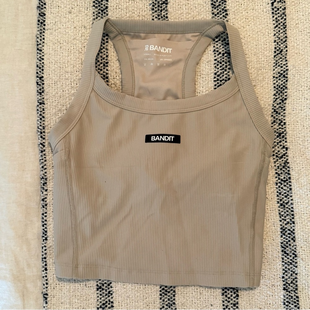 Bandit Running Cadence Scoop Neck Race Crop in Sand